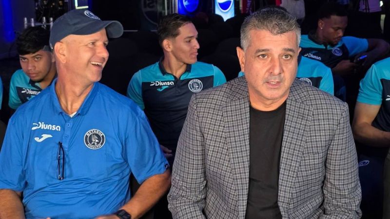 El técnico de Motagua, Diego Vázquez, acepta que necesita un defensa central.