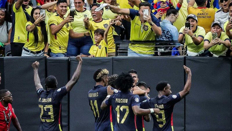 Los ecuatorianos celebran el triunfo de 3-1 sobre Jamaica, en la segunda jornada del Grupo B de la Copa América.