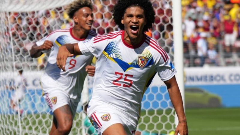 El venezolano Eduard Bello grita a todo pulmón el gol del triunfo de su selección.