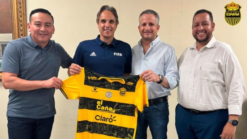 El presidente del Real España, Elías Burbara, le entrega la camisa aurinegra al portugués Nuno Gomes.