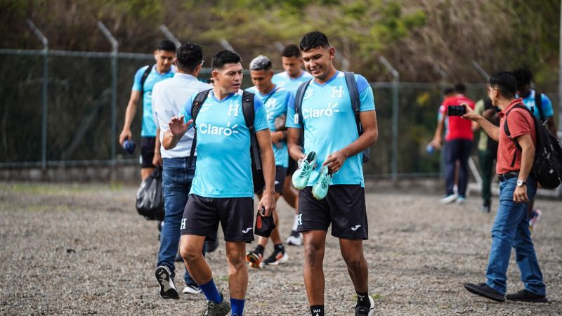 Francisco "Paco" Martínez comparte con el defensa central, Luis Vega.