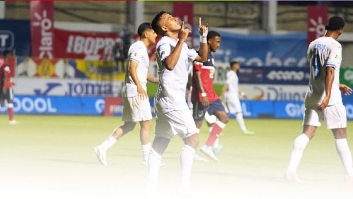 Al final del primer tiempo, Honduras le gana 2-1 a Cuba.