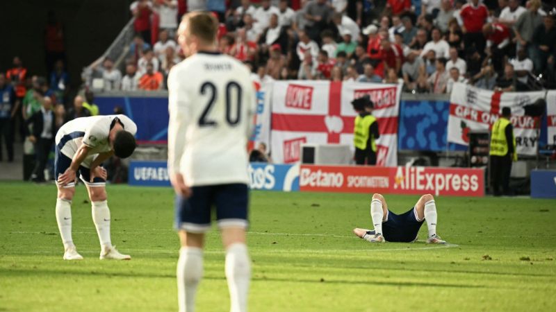 Los jugadores ingleses lamentan el empate a un gol contra los daneses.