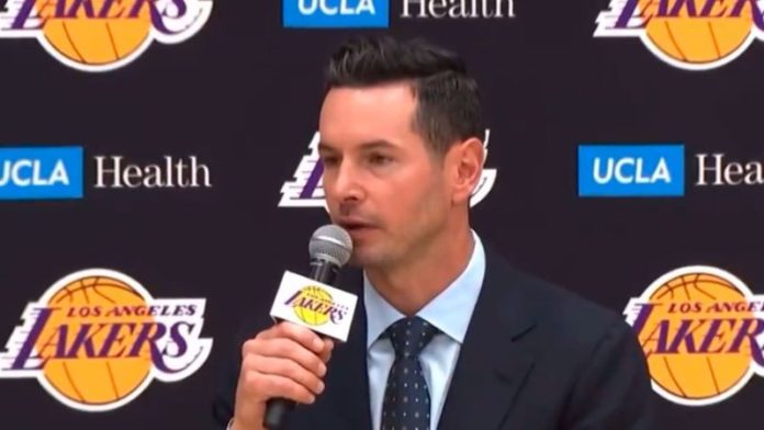 El entrenador de Los Angeles Lakers, JJ Redick, reconoce la presión con la que llega al equipo donde juega LeBron James.