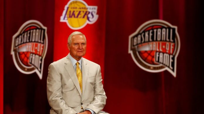 En la foto de archivo, la leyenda de la NBA Jerry West observa durante la ceremonia de consagración del Salón de la Fama del Baloncesto 2019.