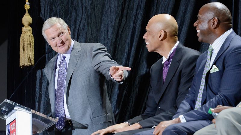 En la foto de archivo, Jerry West (izq.), ex gerente general de Los Angeles Lakers, señala a las leyendas, Kareem Abdul-Jabbar (C) y Earvin "Magic" Johnson.