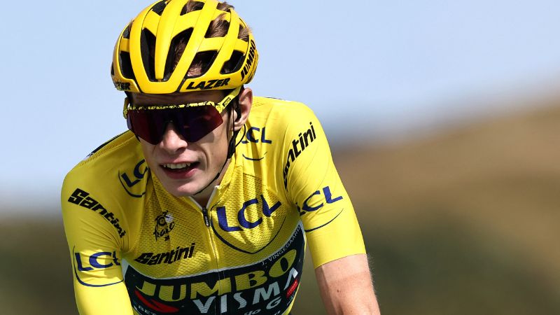 En la foto de archivo, el ciclista danés del Jumbo-Visma, Jonas Vingegaard, vestido con el maillot amarillo.