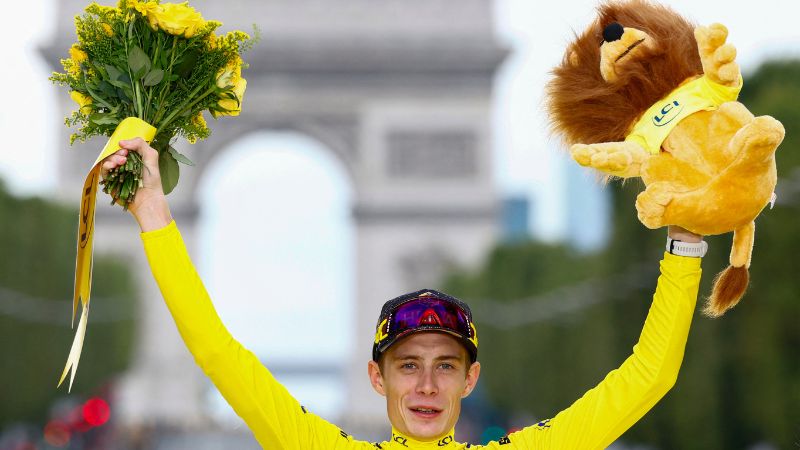 En la foto de archivo, el ciclista danés del Jumbo-Visma, Jonas Vingegaard, celebra en el podio con el maillot amarillo.