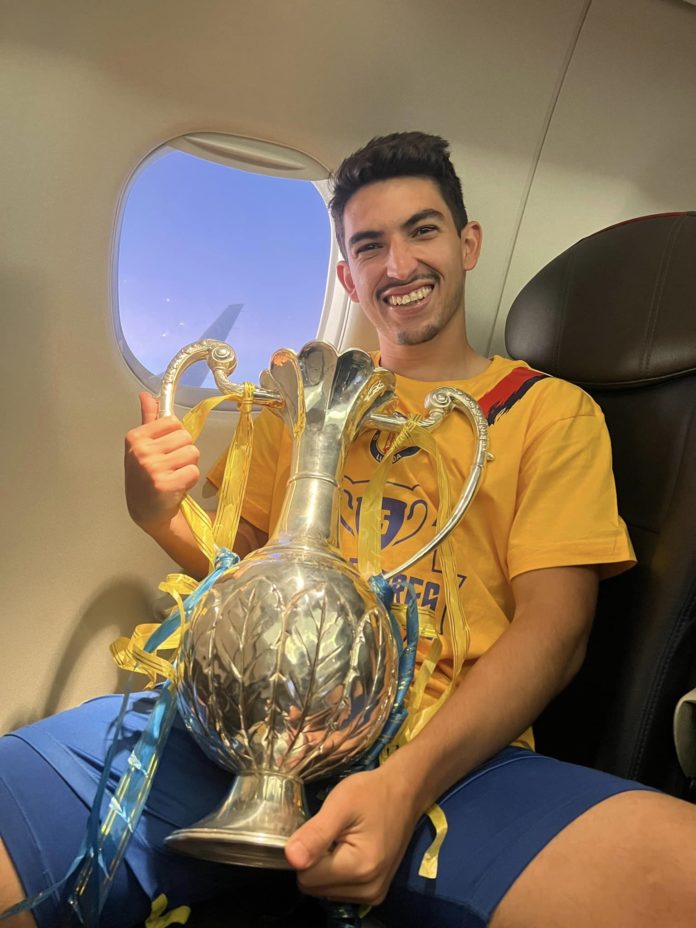 Jonathan Rubio posa con la Copa de Angola, conquistada este domingo con el equipo Petro Atlético de Luanda.