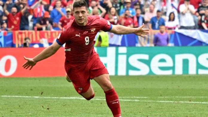 El delantero serbio Luka Jovic celebra tras marcar el primer gol de su equipo durante el partido frente a Eslovenia.