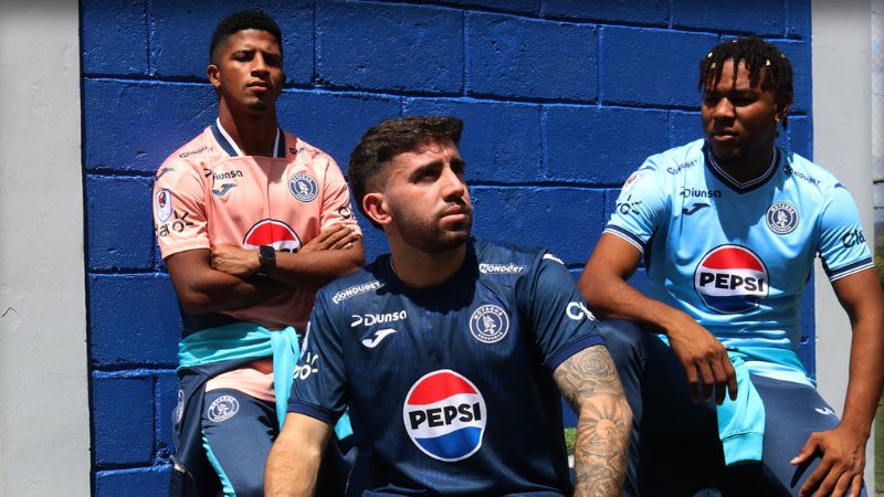 Jorge Serrano, Agustín Auzmendi y Yeison Mejía también posaron en el Complejo Pedro Atala con la nueva indumentaria que usarán en los torneos venideros.