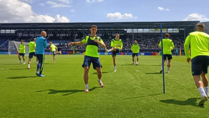 Los jugadores de Ucrania asisten a un entrenamiento de preparación para la Eurocopa 2024, en Wiesbaden.