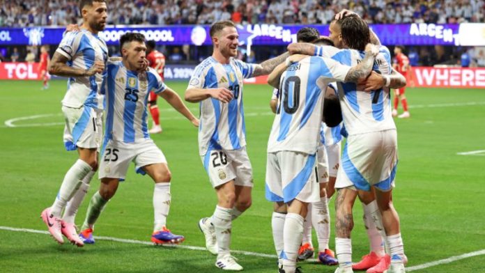 El delantero argentino, Lautaro Martínez, celebra junto a sus compañeros el segundo gol contra Canadá.