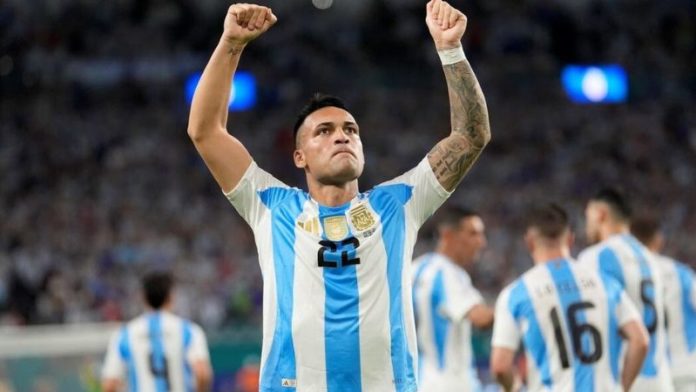 El delantero argentino, Lautaro Martínez, anotó los dos goles de su selección sobre Perú.