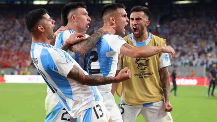 El delantero Lautaro Martínez celebra con sus compañeros el gol que le dio el triunfo a Argentina sobre Chile.