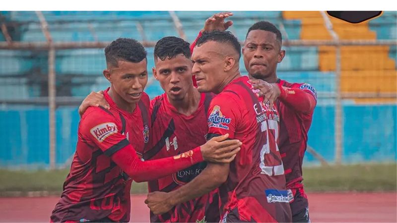 Con el gol de Leider Anaya celebraron los jugadores de Lone FC.