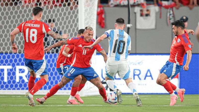 El astro argentino, Lionel Messi, enfrenta a la defensa chilena.