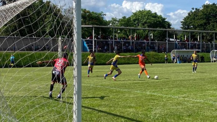 El equipo de Lobos UPNFM visitó este domingo Salamá, Olancho, para enfrentar amistosamente al Candelaria FC.