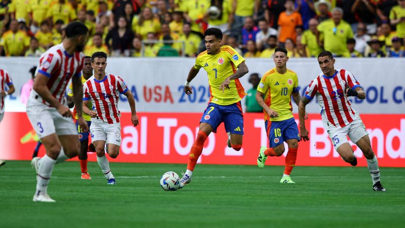 El delantero colombiano Luis Díaz corre con el balón durante el partido contra Paraguay.