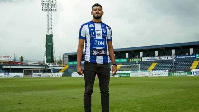 El defensa Marcelo Pereira ya viste la camisa de su nuevo equipo, el Sport Cartaginés de Costa Rica.