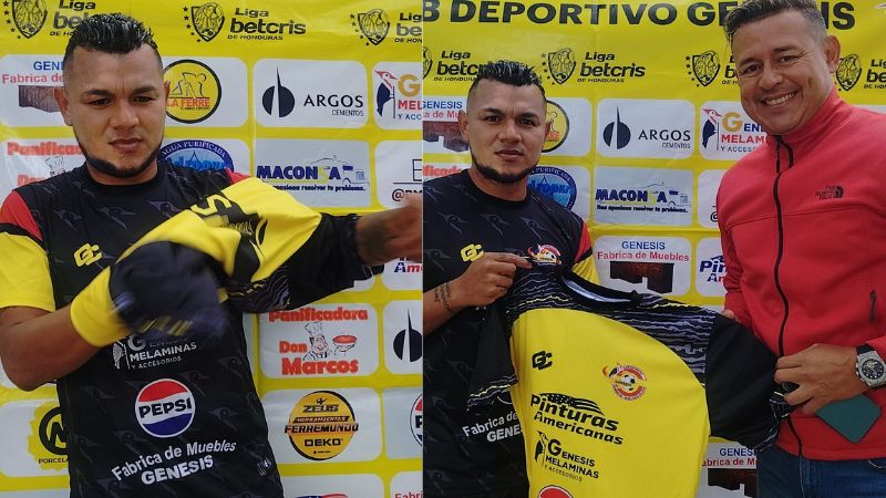 El director deportivo de Génesis Comayagua, Enrique Lanza, la entrega la camisa "aurinegra" a Mario Martínez.