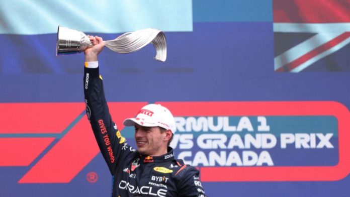 El piloto holandés de Red Bull Racing, Max Verstappen, celebra en el podio después de ganar el Gran Premio de Fórmula Uno de Canadá.