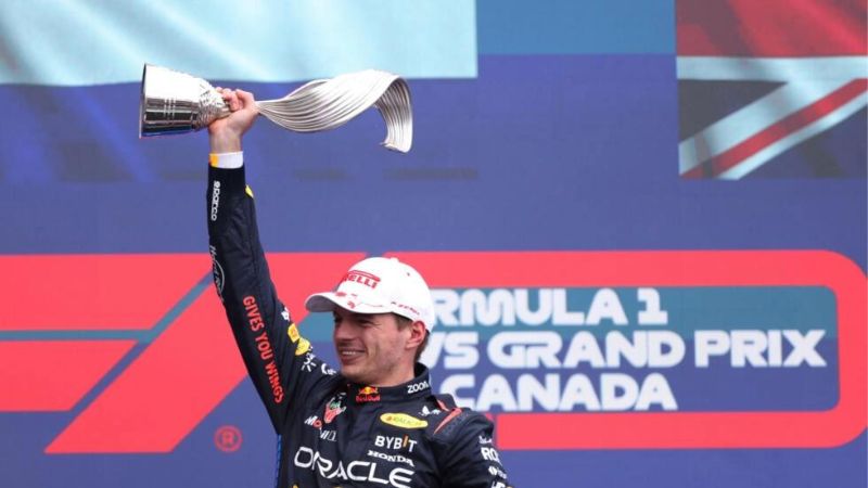 El piloto neerlandés de Red Bull Racing Max Verstappen celebra su victoria en el Gran Premio de Canadá de Fórmula 1.