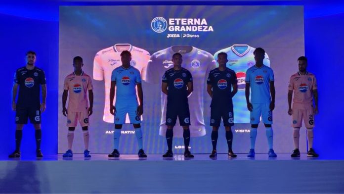 Los jugadores de Motagua lucen el nuevo "plumaje" para la temporada 2024-2025.