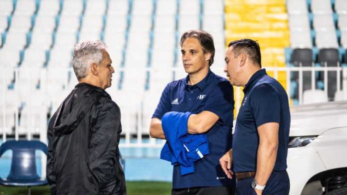 Nuno Gomes y Jorge Jiménez dialogan con el seleccionador nacional Reinaldo Rueda.