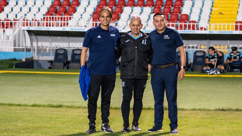 Nuno Gomes, Reinaldo Rueda y Jorge Jiménez, posan en el estadio Nacional "Chelato Uclés".