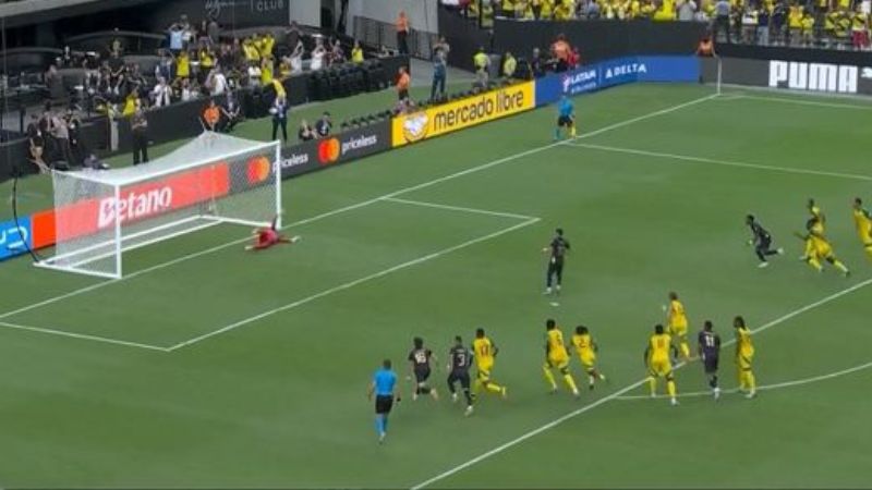 El "niño maravilla" de los ecuatorianos, Kendry Páez, anota desde el punto penal el segundo gol de su selección frente a Jamaica.