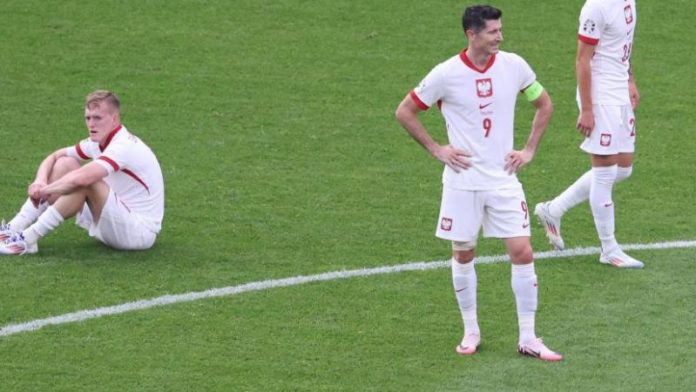 El polaco Robert Lewandowski anunció que no dejará de jugar con su selección.