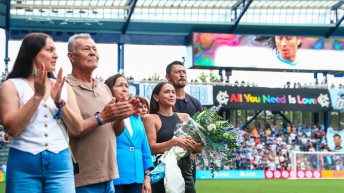 El equipo Sporting Kansas City despide como un grande al mediocampista hondureño, Roger "Kun Fu" Espinoza.