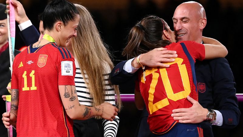En la foto de archivo, la defensora española Rocío Gálvez es felicitada por el presidente de la Real Federación Española de Fútbol, ​​Luis Rubiales , junto a Jennifer Hermoso.