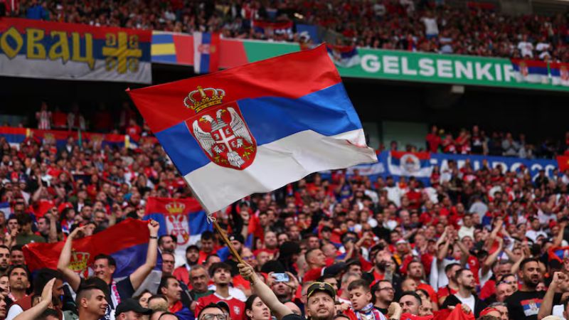 La Federación Serbia de Fútbol (FSS) amenaza con la retirada de la selección de la Eurocopa.
