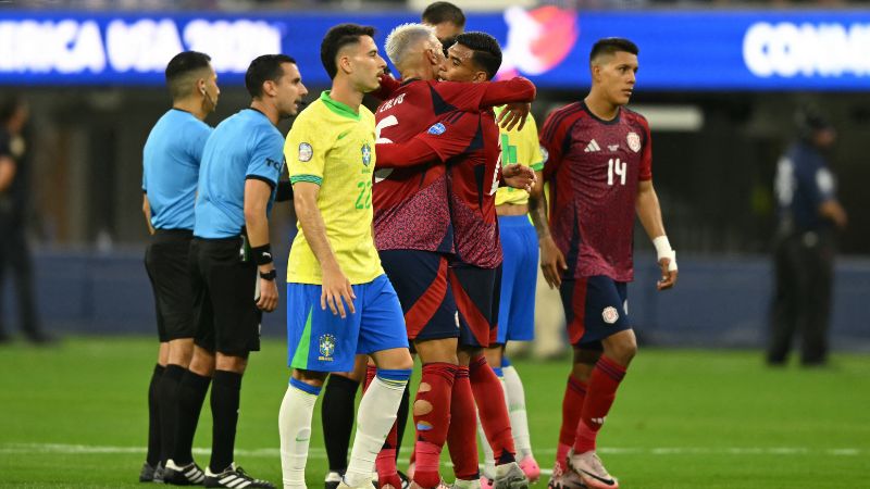 Los jugadores costarricenses se abrazan después de sacarle un empate a cero goles a Brasil en partido del grupo D de la Copa América.