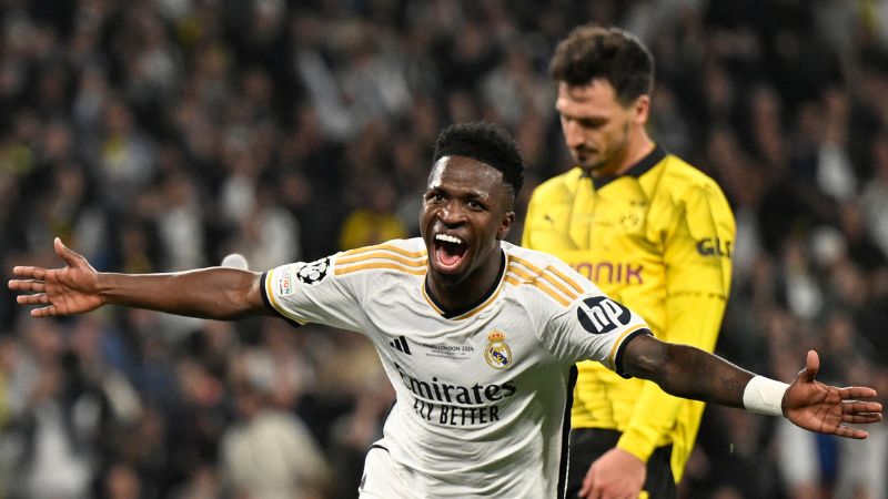 El delantero brasileño del Real Madrid, Vinicius Junior, celebra al marcar el segundo gol de su equipo en la final de la Champions.