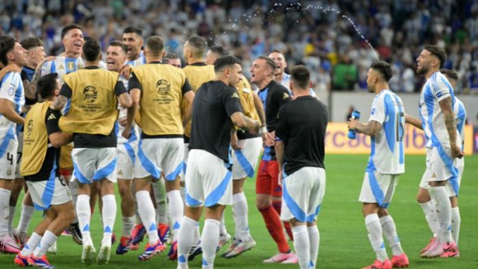 Los jugadores de Argentina celebran después de ganar el partido de cuartos de final de la Copa América contra Ecuador.