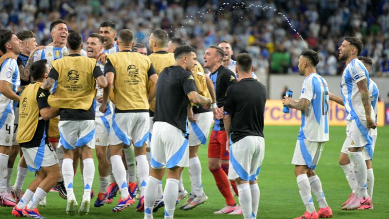 Los jugadores de Argentina celebran después de ganar el partido de cuartos de final de la Copa América contra Ecuador.
