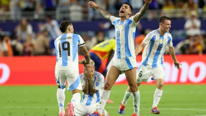 Los defensores argentinos, Nicolás Otamendi y Cristian Romero, celebran después de ganar el partido final de la Copa América contra Colombia.