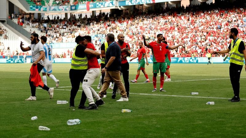 Varios aficionados marroquíes invadieron el terreno de juego, lo que provocó la suspensión momentánea del encuentro.