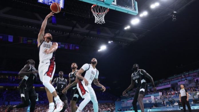 Stephen Curry realiza un tiro en el partido de baloncesto del grupo C de la ronda preliminar masculina entre Estados Unidos y Sudán del Sur.