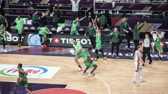 Brasil celebra la clasificación a los Juegos tras ganar a Letonia en el Preolímpico.