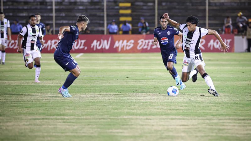 Renzo Carballo, del Cacique Diriangén, enfrenta al motagüense, Marcelo Santos.