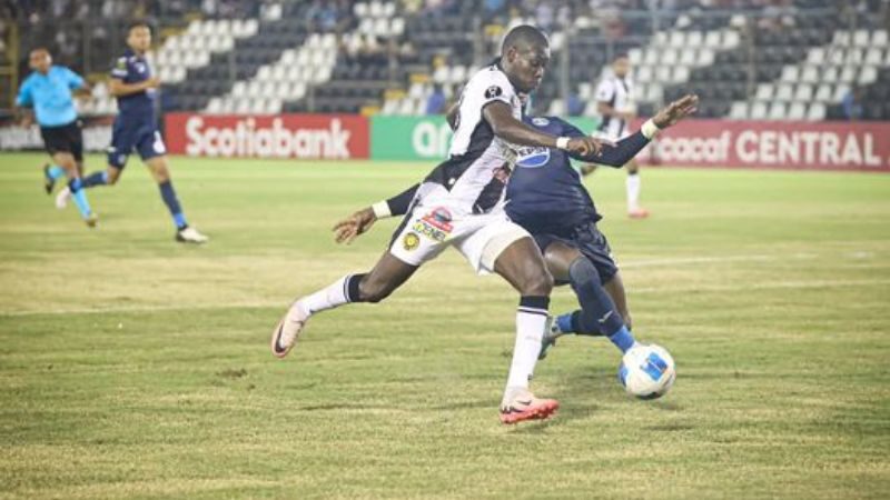 Didier Delgado, del Cacique Diriangén, es anticipado por el motagüense, Ricky Zapata.