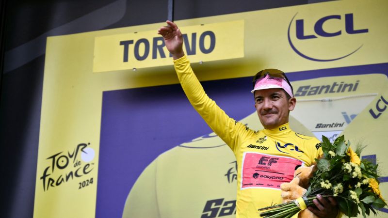 El ciclista ecuatoriano del equipo EF Education - EasyPost, Richard Carapaz, celebra en el podio con la camiseta amarilla de líder general del Tour de Francia.