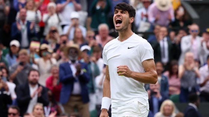 El español Carlos Alcaraz celebra su victoria ante el francés Ugo Humbert.