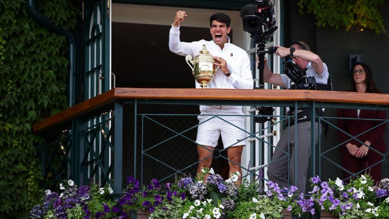 El español Carlos Alcaraz celebra con el trofeo de campeón de Wimbledon.