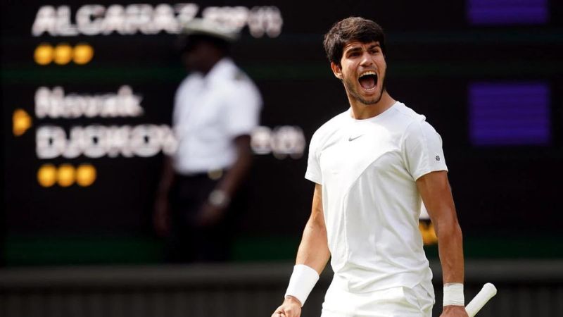 El actual campeón de Wimbledon, Carlos Alcaraz, arrancó este lunes con una victoria en tres sets.