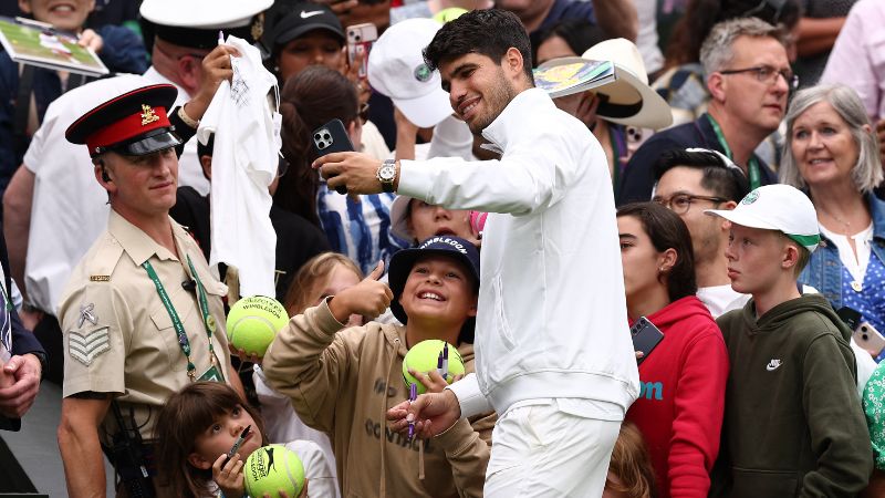 El español Carlos Alcaraz posa para una selfie con sus seguidores después de ganarle al francés Ugo Humbert.